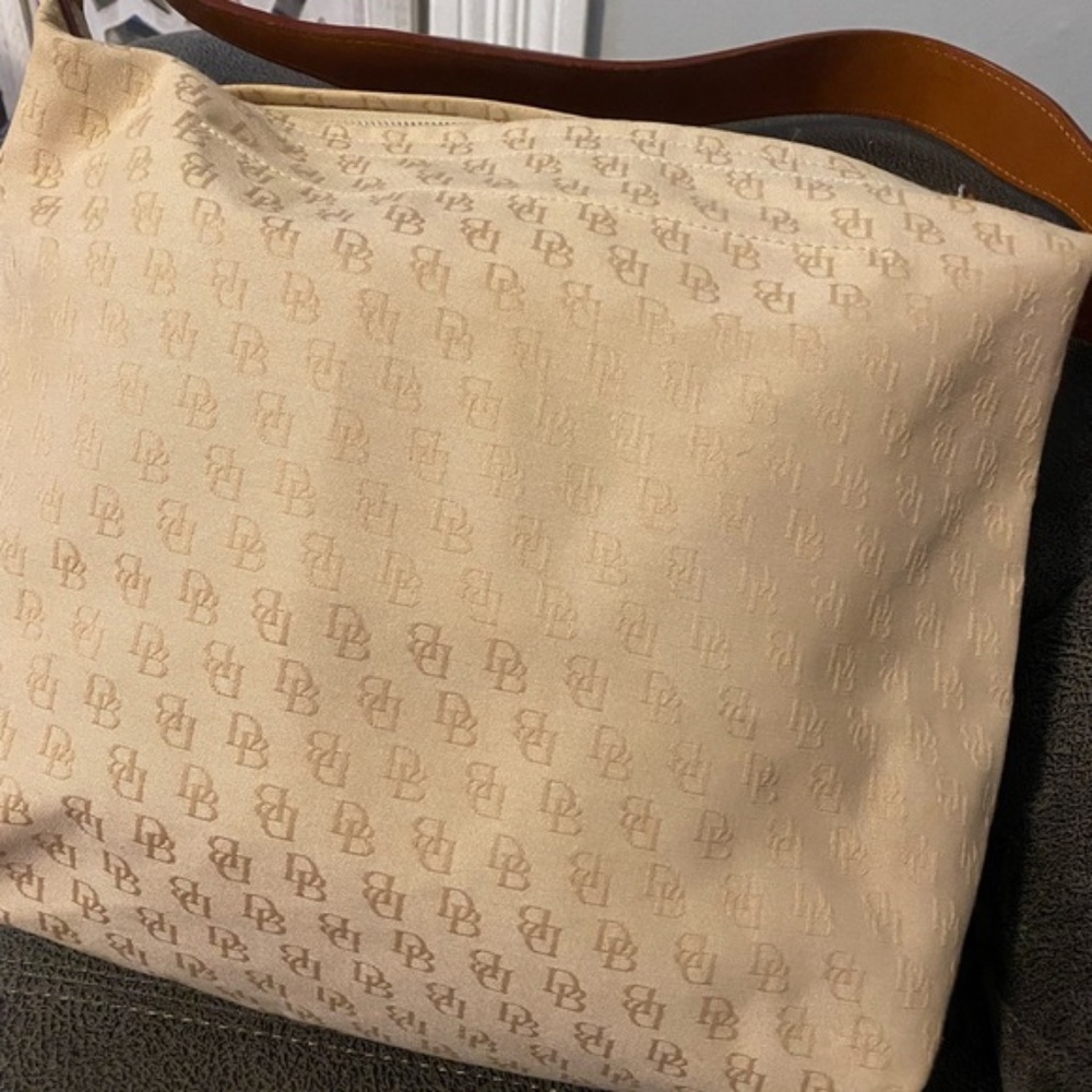 dooney & bourke logo shoulder bag